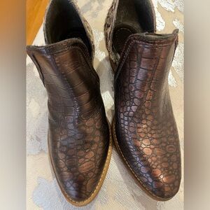Diba True beautiful boots. Gorgeous color size 8